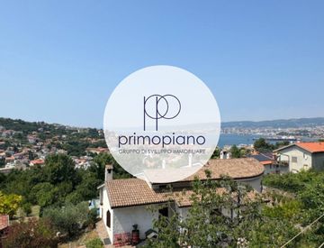 Foto 1 di 15 - Trilocale in Vendita in Via di Santa Barbara a Muggia