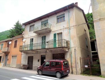 Foto 1 di 39 - Casa indipendente in Vendita in SS28 Nord 25 -53 a Ormea