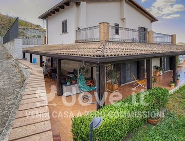 Facciata - Villa in Vendita in Via Giuseppe Rito 23 a Catanzaro