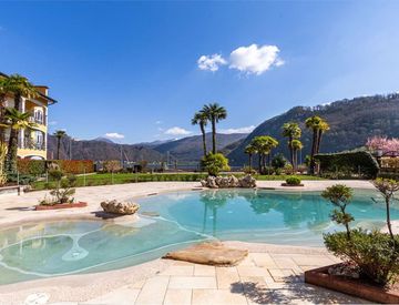 Piscina - Trilocale in Vendita in Via Zanzi 43 /45 a Lavena Ponte Tresa