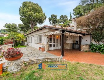 Giardino - Trilocale in Vendita in Via San Luigi 15 a Andora