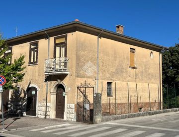 Vista - Casa bifamiliare in Vendita in Viale Rimembranza 12 a Volturara Irpina