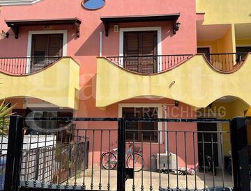 Foto 1 di 14 - Villa in Vendita in Piazza Dante Alighieri 3 a Margherita di Savoia