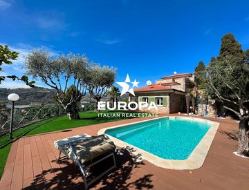 Piscina - Casa bifamiliare, trifamiliare in Vendita in Via Generale Vincenzo Rossi a Bordighera
