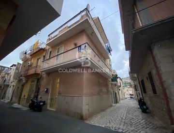 Foto 1 di 22 - Casa indipendente in Vendita in Via Nicotera 21 a Scicli