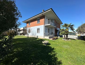 Foto 1 di 47 - Casa bifamiliare, trifamiliare in Vendita in Via Vercelli a Crescentino
