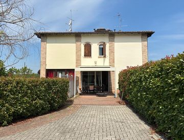 Foto 1 di 90 - Villa in Vendita in Via Cassola di Sotto 36 a Castelfranco Emilia