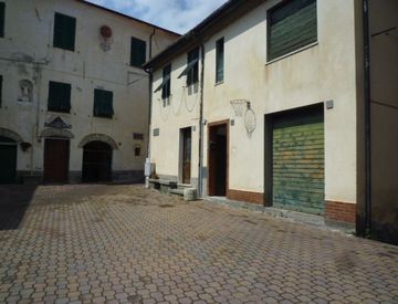 Foto 1 di 18 - Quadrilocale in Vendita in Piazza Brigata Liguria a Chiusanico