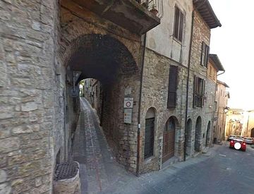 Foto 1 di 25 - Appartamento in Vendita in Via Sant'Andrea 2 a Todi