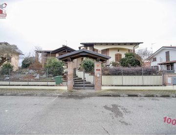 Foto 1 di 50 - Villa in Vendita in Via Francesco Grassi 8 a Livorno Ferraris