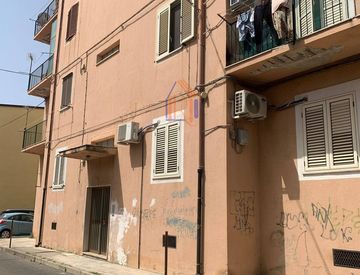 Foto 1 di 23 - Trilocale in Vendita in Via Bansizza 22 a Catanzaro
