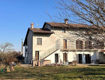 Foto 1 di 39 - Rustico, casale in Vendita in Strada Porzioni a Crescentino