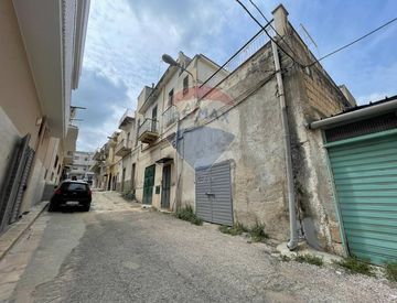 Foto 1 di 20 - Casa indipendente in Vendita in Via Buonconsiglio 3 a Canosa di Puglia