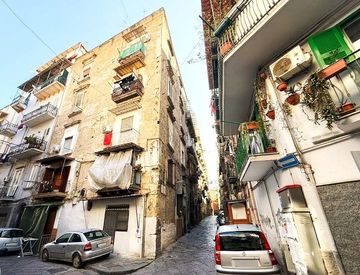 Facciata - Appartamento in Vendita in Via dei Cristallini 2 a Napoli