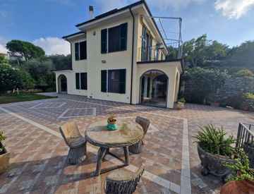 Foto 1 di 65 - Villa in Vendita in Via Fanny Roncati Carli a Imperia