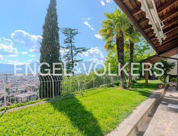 Giardino - Villa in Vendita in Salita Sant'Osvaldo a Bolzano