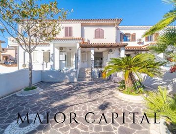 Facciata - Trilocale in Vendita in Via Giovanni Porru a Orosei