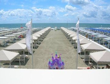 Foto 1 di 5 - Stabilimento balneare in Vendita in Viale Roma a Pietrasanta