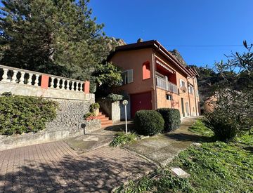 Foto 1 di 42 - Villetta a schiera in Vendita in Corso Limone Piemonte 150 a Ventimiglia