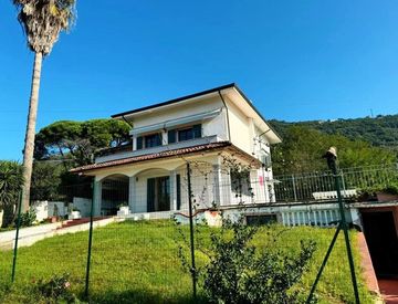Facciata - Villa in Vendita in Via Fossone Basso a Carrara
