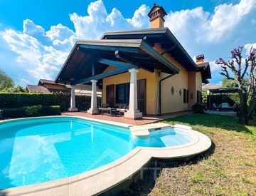 Piscina - Villetta a schiera in Vendita in Via Antonio de Curtis 20 a Serravalle Sesia