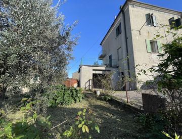 Foto 1 di 24 - Casa indipendente in Vendita in Via della Ripa a Allerona