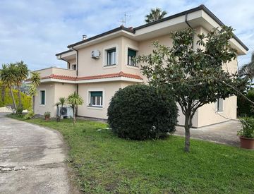 Foto 1 di 45 - Villa in Vendita in Via dei Garofani 70 a Catanzaro