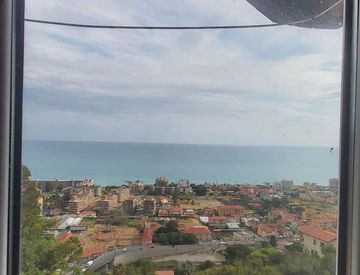 Foto 1 di 5 - Attico, mansarda in Vendita in Via Collasgarba a Ventimiglia