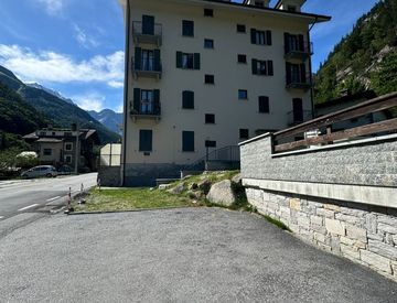 Foto 1 di 24 - Trilocale in Vendita in Via Monte Rosa 272 a Macugnaga