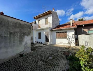 Foto 1 di 30 - Casa indipendente in Vendita in Vicolo Mozambano 5 a Vercelli