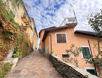Foto 1 di 45 - Casa indipendente in Vendita in Via Cavour 61 a Rezzo