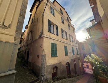 Foto 1 di 27 - Quadrilocale in Vendita in Via Tenente Stella a Molini di Triora