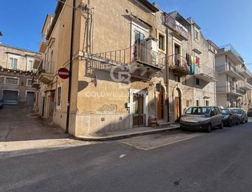 Foto 1 di 13 - Casa indipendente in Vendita in Via Saffi 19 a Scicli