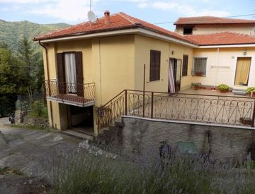 Foto 1 di 19 - Casa indipendente in Vendita in zona Conio a Borgomaro
