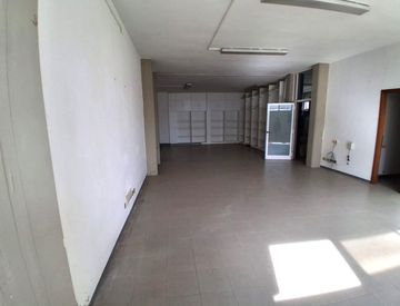 Stanza - Locale commerciale in Vendita in Via del Brennero a Lucca