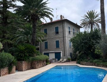 Foto 1 di 29 - Casa bifamiliare, trifamiliare in Vendita in Via Conca Verde a Bordighera