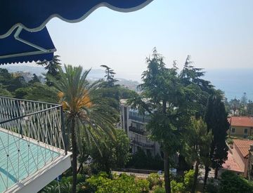 Terrazza - Quadrilocale in Vendita in Viale Carducci a Sanremo