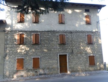 Foto 1 di 23 - Casa indipendente in Vendita in Via Roma a Serramazzoni