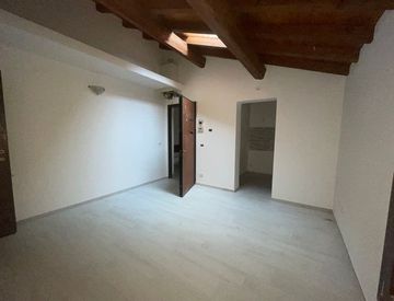 Stanza - Attico, mansarda in Vendita in Via Guido Riccio Fogliani a Reggio Emilia