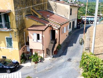 Foto 1 di 19 - Casa indipendente in Vendita in Via San Bartolomeo 50 a Imperia