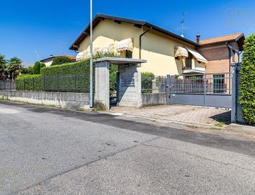 Foto 1 di 24 - Bilocale in Vendita in Via Friuli a Castano Primo
