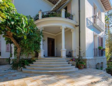 Foto 1 di 45 - Casa bifamiliare, trifamiliare in Vendita in Via Regina Margherita 66 a Bordighera