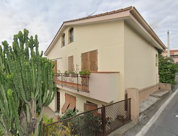 Foto 1 di 59 - Casa indipendente in Vendita in Via Diano Castello a Diano Marina