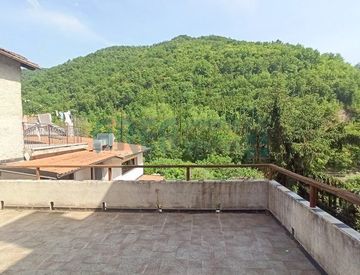 Piscina - Casa bifamiliare, trifamiliare in Vendita in SP453 58 a Vessalico