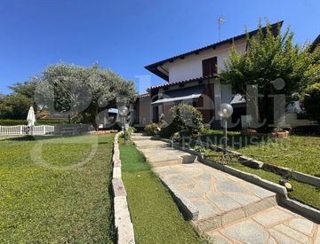 Facciata - Villa in Vendita in Via Alessandro Manzoni a Bruino