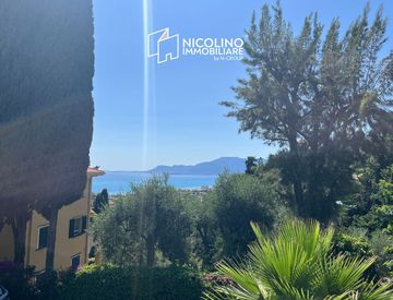Foto 1 di 14 - Casa bifamiliare, trifamiliare in Vendita in Via degli Inglesi a Bordighera