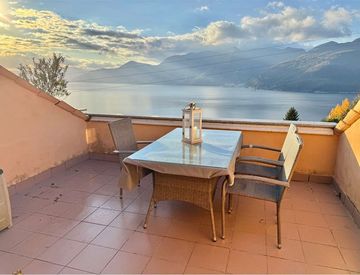 Piscina - Bilocale in Vendita in zona Poppino a Luino