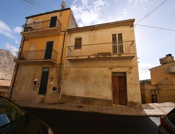 Foto 1 di 33 - Casa indipendente in Vendita in Via Maria Paterno' Arezzo 111 a Ragusa