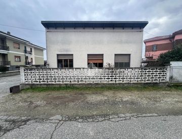 Foto 1 di 18 - Casa indipendente in Vendita in Via Torino 9 a Tronzano Vercellese