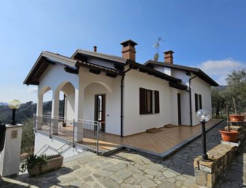 Foto 1 di 30 - Villa in Vendita in Via Montin a Diano San Pietro